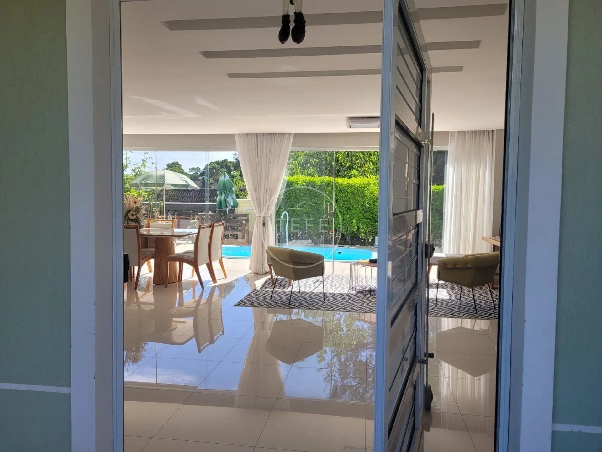 House for rent with 5 suites and 290 m² — photo 4