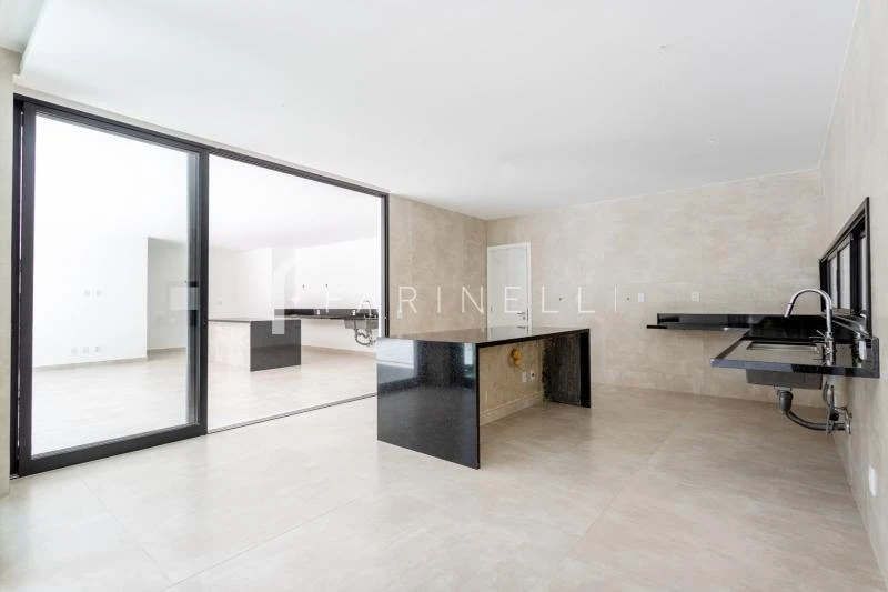 House with 5 bedrooms and open-plan kitchen — photo 27