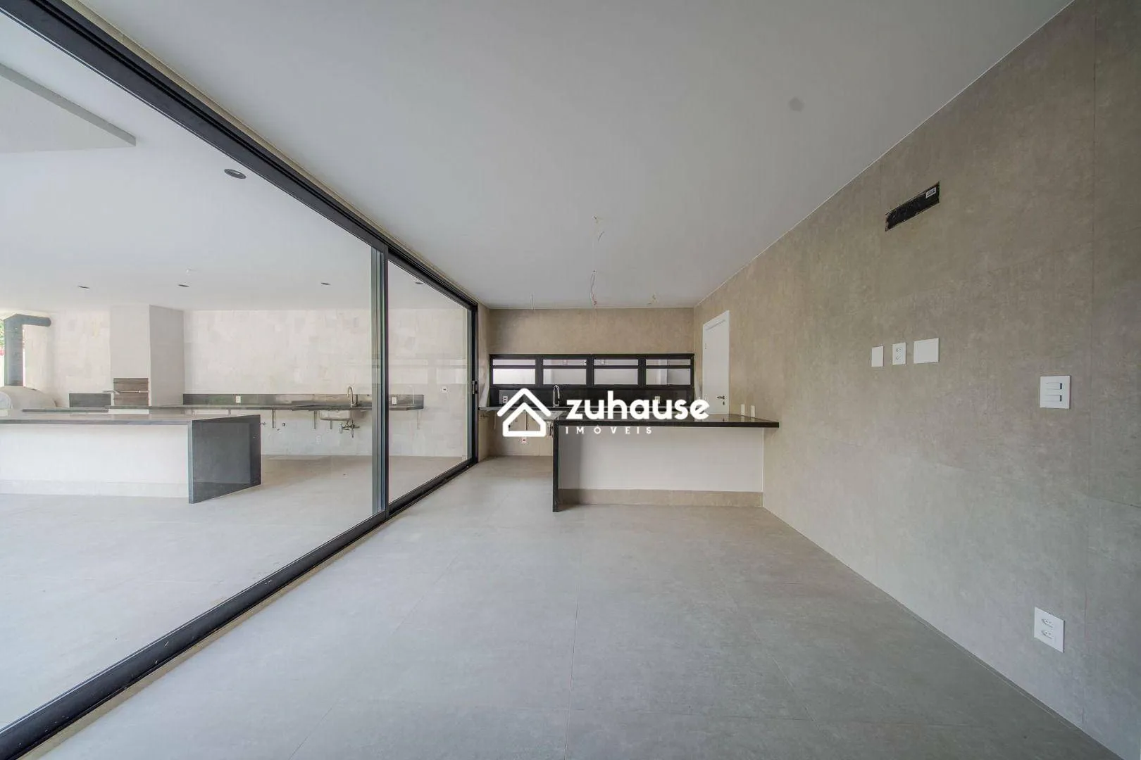 House with 5 bedrooms and an open-plan kitchen — photo 11