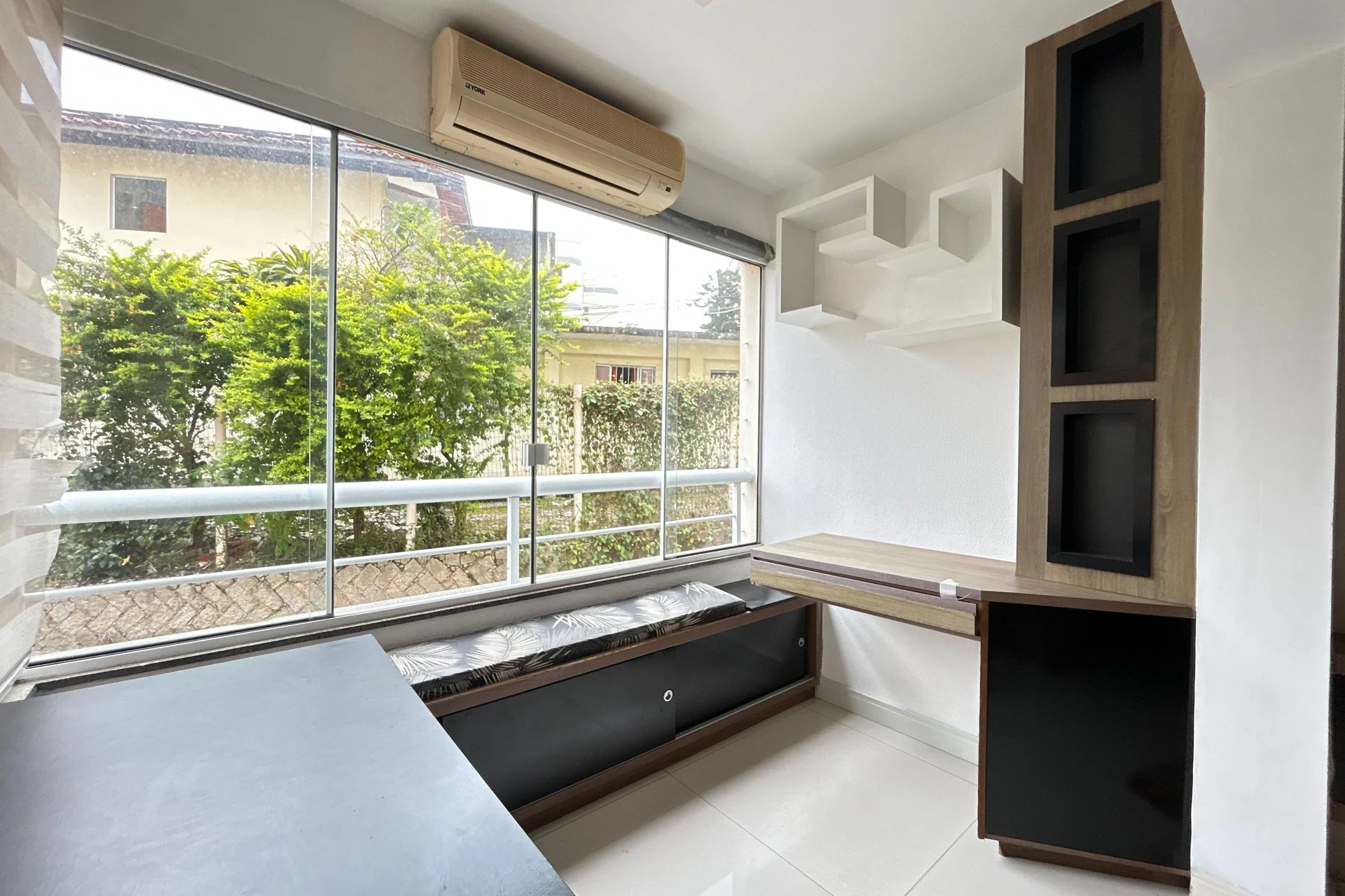 Glass-enclosed balcony in a 3-bedroom apartment, 108 m² — photo 5