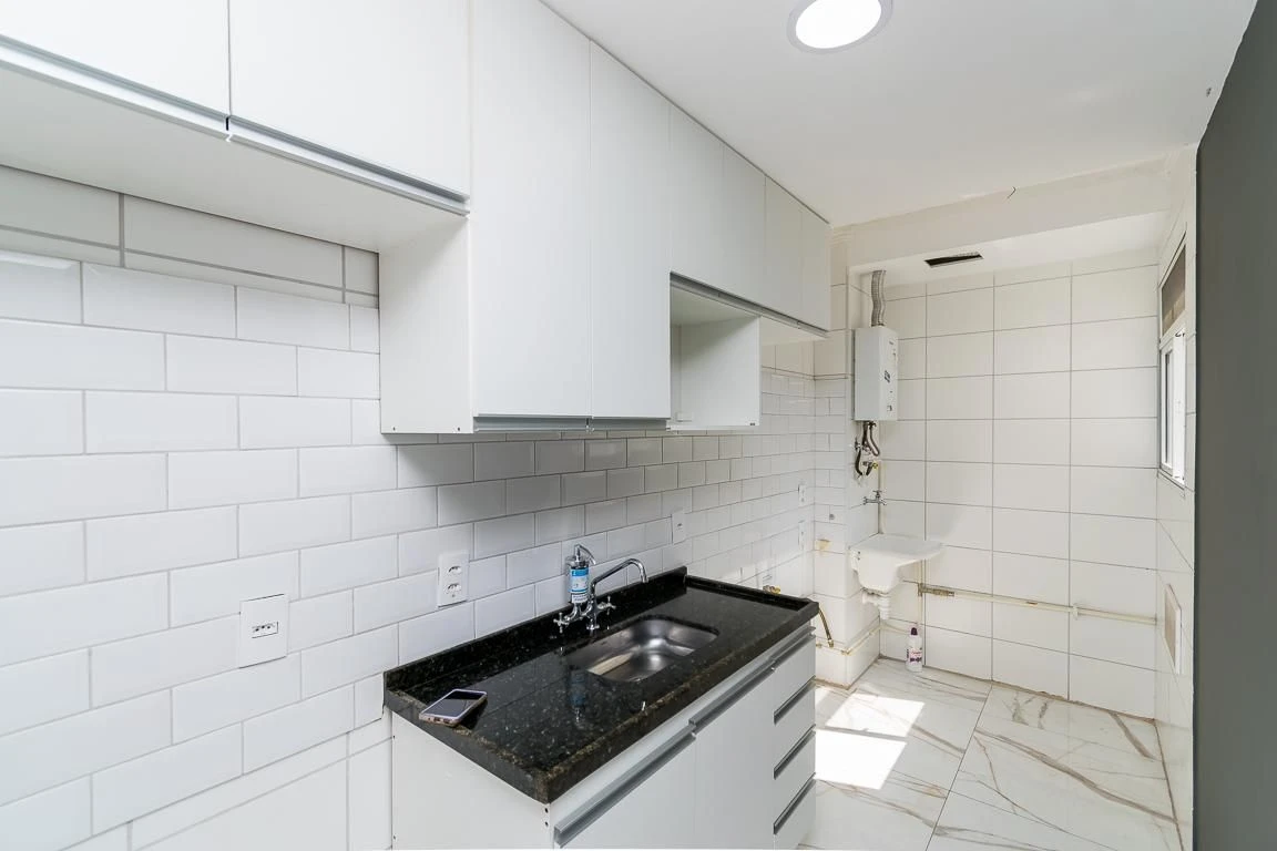 2-bedroom apartment in a building with a gym — photo 5