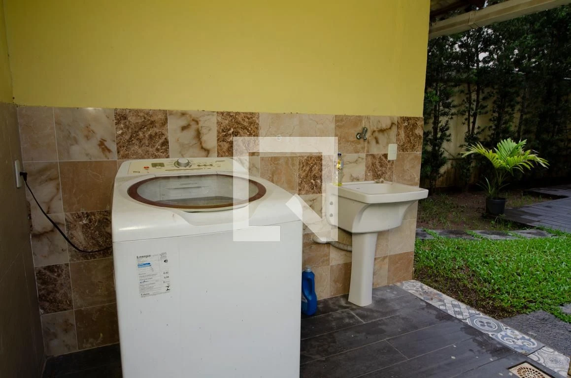 Casa mobiliada com 4 dormitórios e área de lavanderia — photo 74