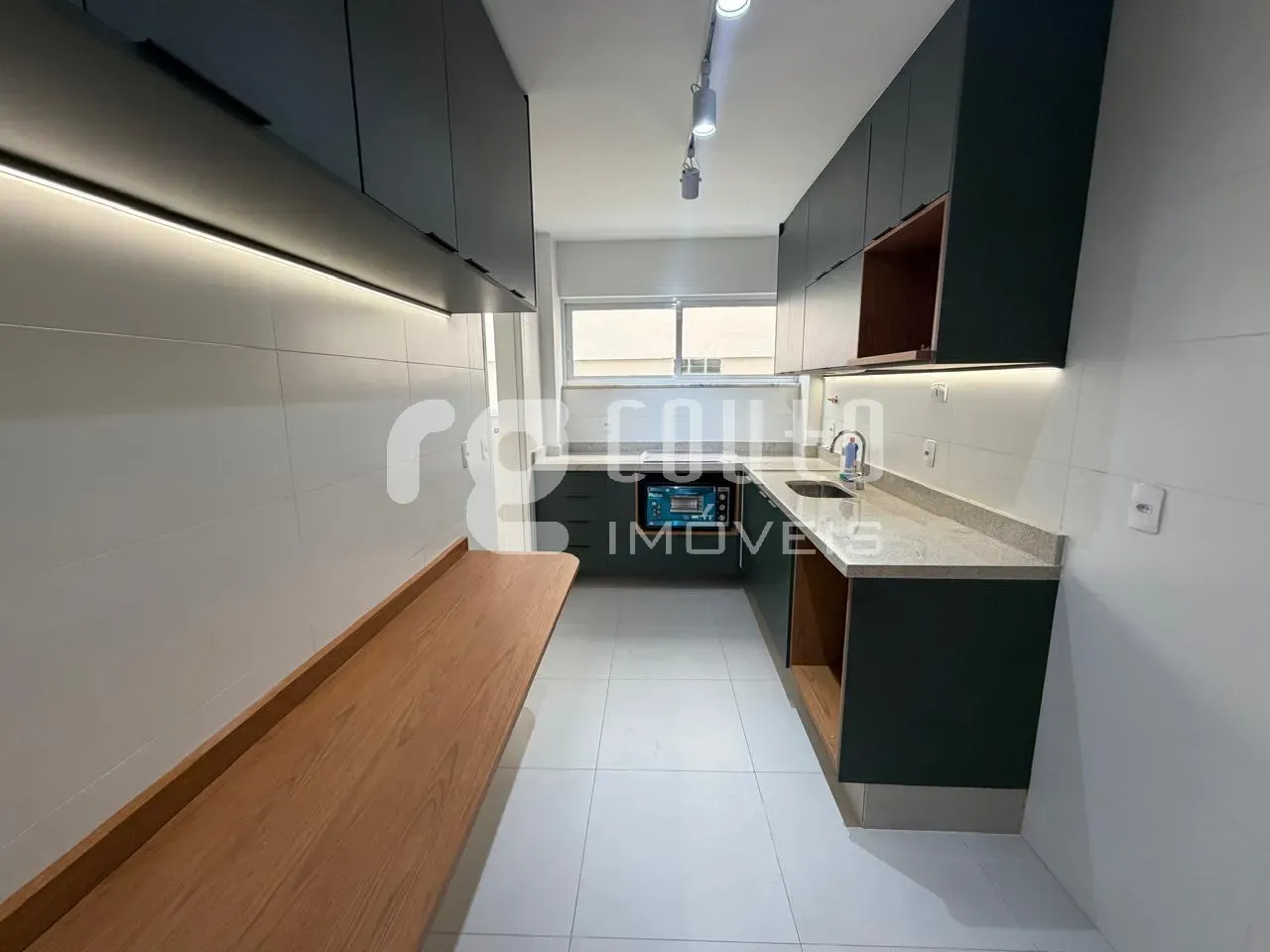 3-bedroom apartment with built-in wardrobes and balcony — photo 22