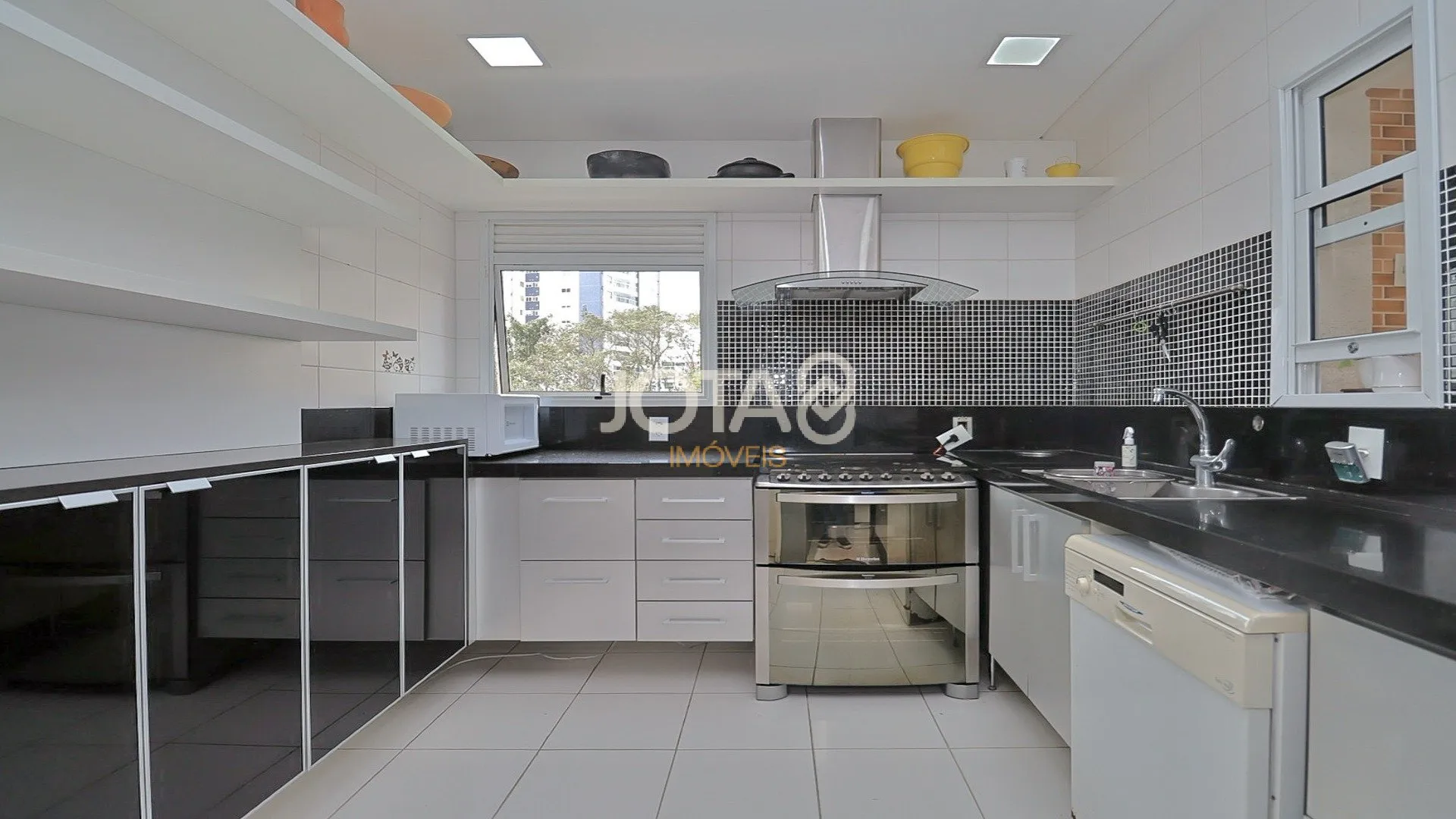 3-bedroom apartment with 185 m² and private BBQ space — photo 21