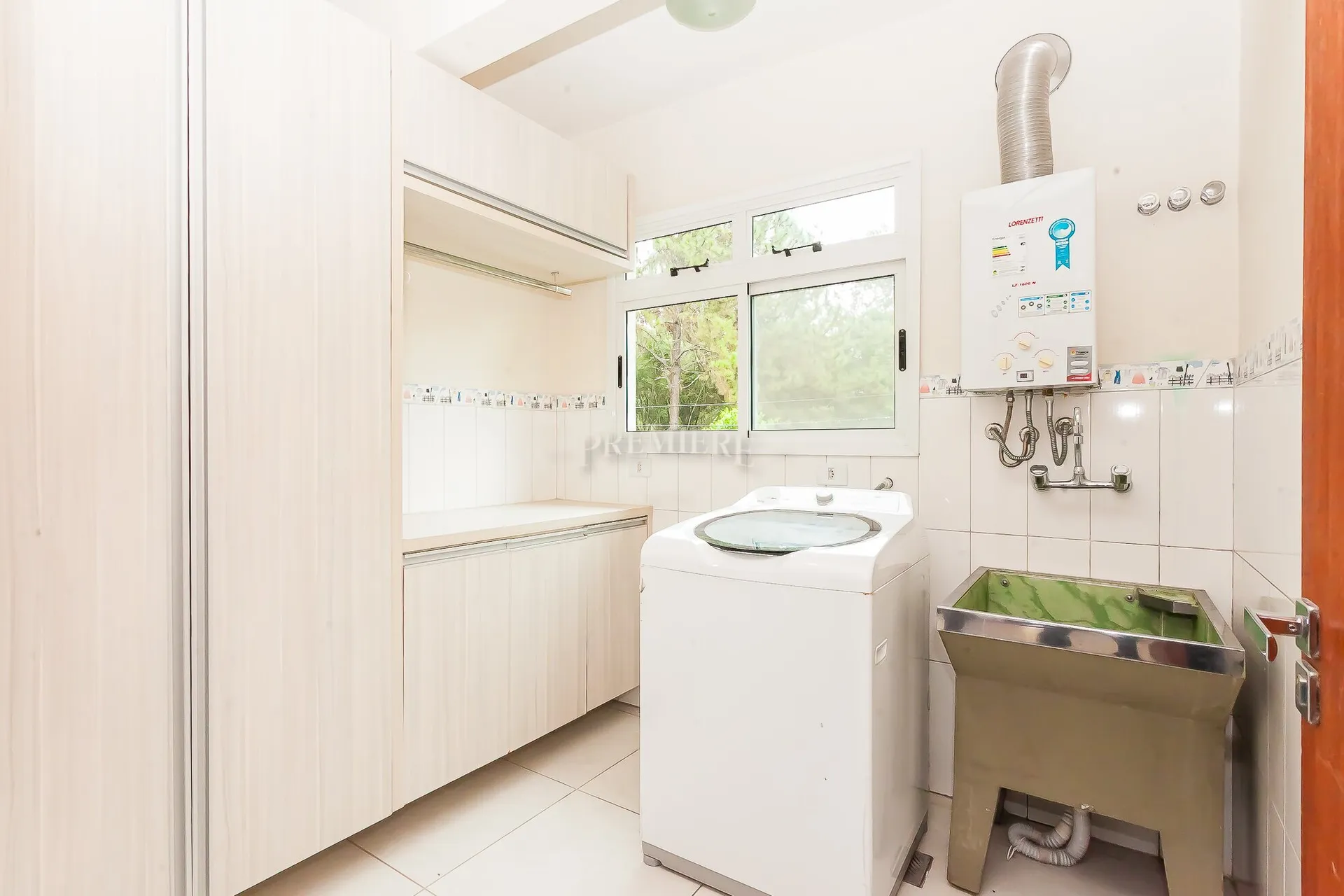 House with 4 bedrooms, 1 en-suite, 4 bathrooms — photo 37