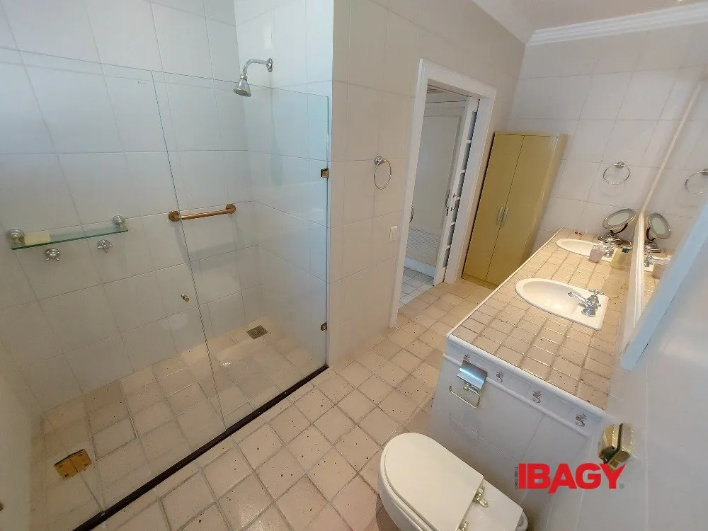 Меблированный дом 518 м² с 5 спальнями и 4 суитами — photo 42