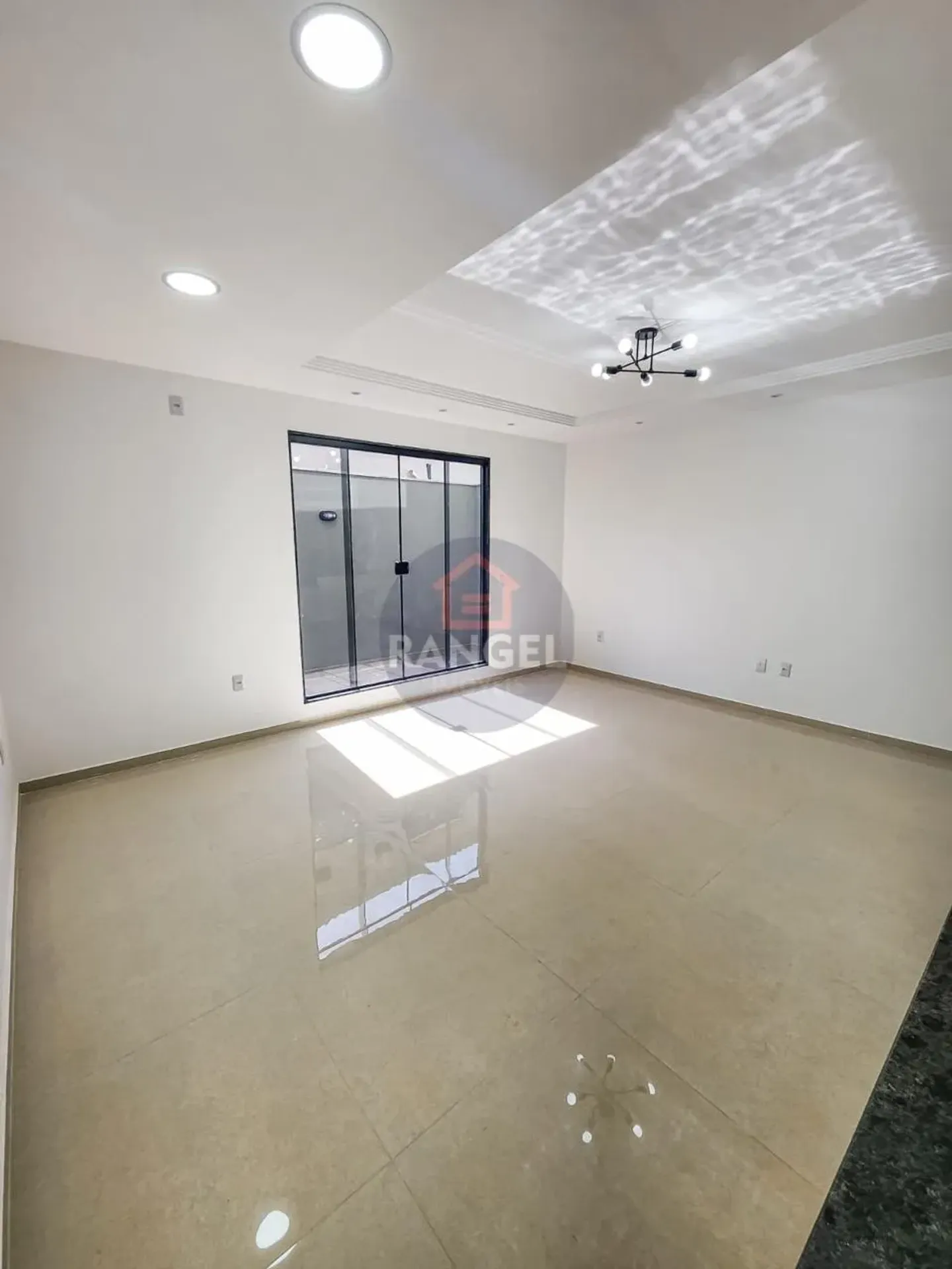 Balcony with a grill in a 3-bedroom house, 200 m² — photo 11