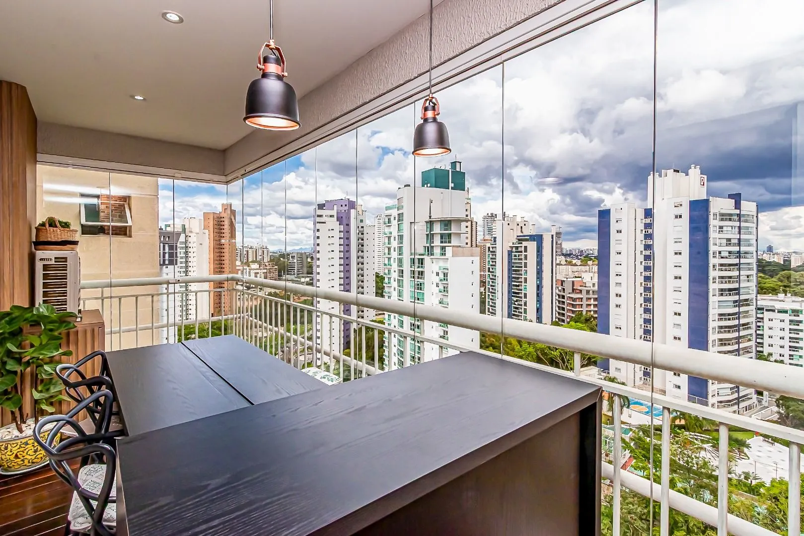 Glass-enclosed balcony in a 3-bedroom apartment, 110 m² — photo 18