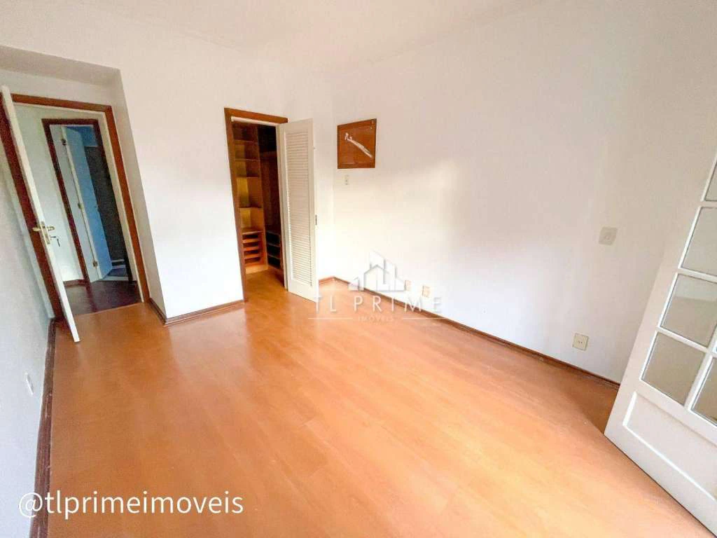 House in a gated community with 4 bedrooms and 600 m² — photo 11