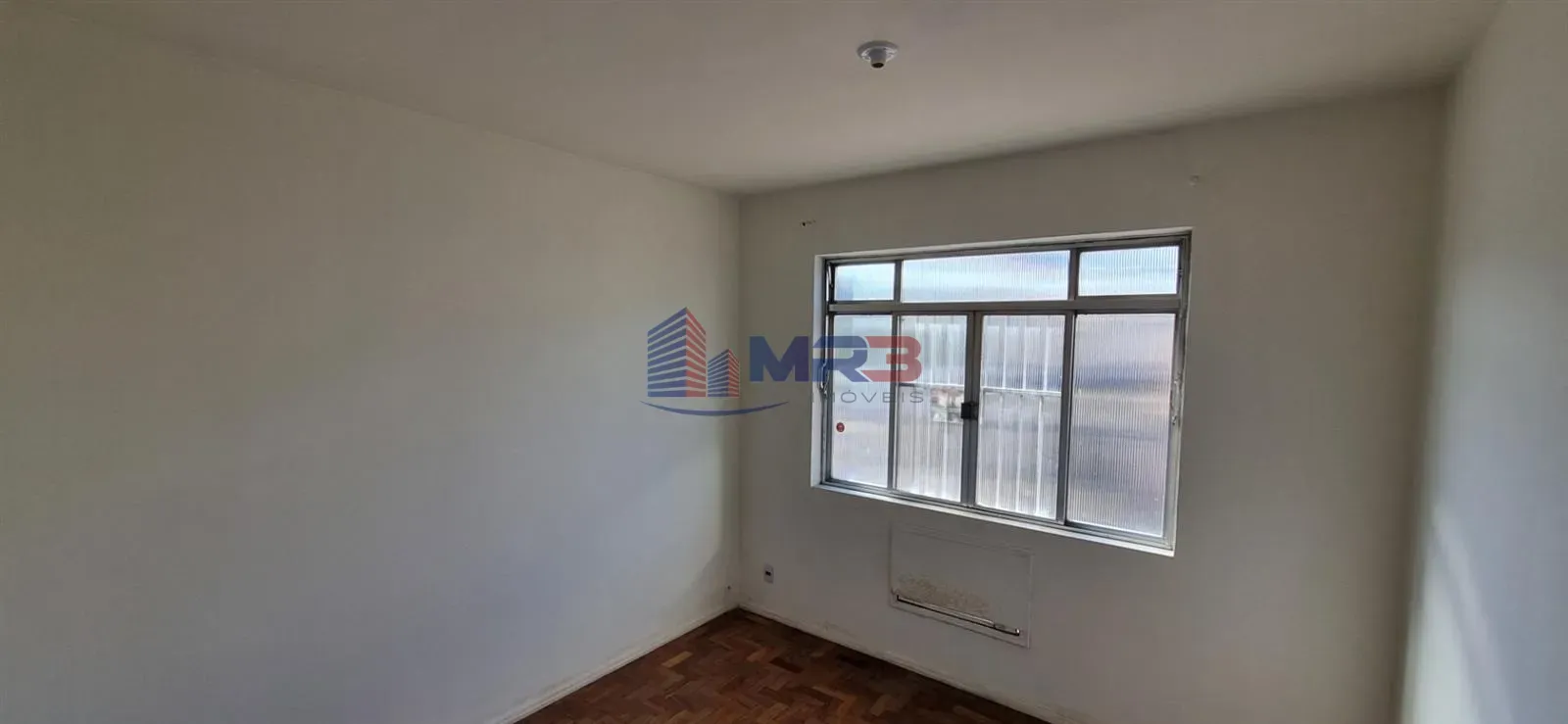 Departamento de 2 dormitorios con piso de madera o laminado — photo 9