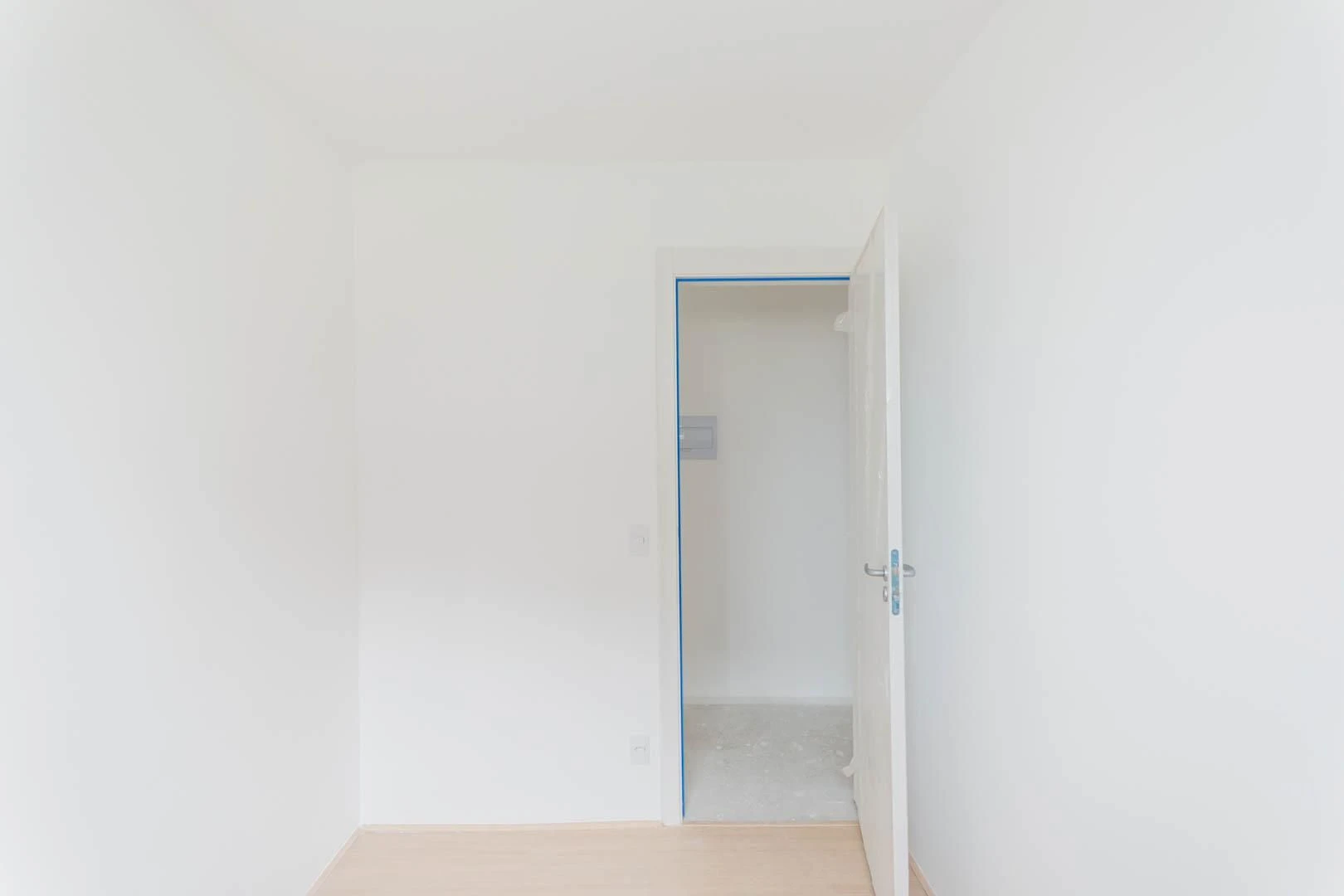 2-bedroom apartment with a suite and a glass balcony — photo 39