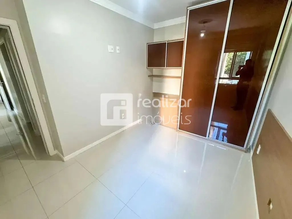 4-bedroom apartment in a building with a pool — photo 21