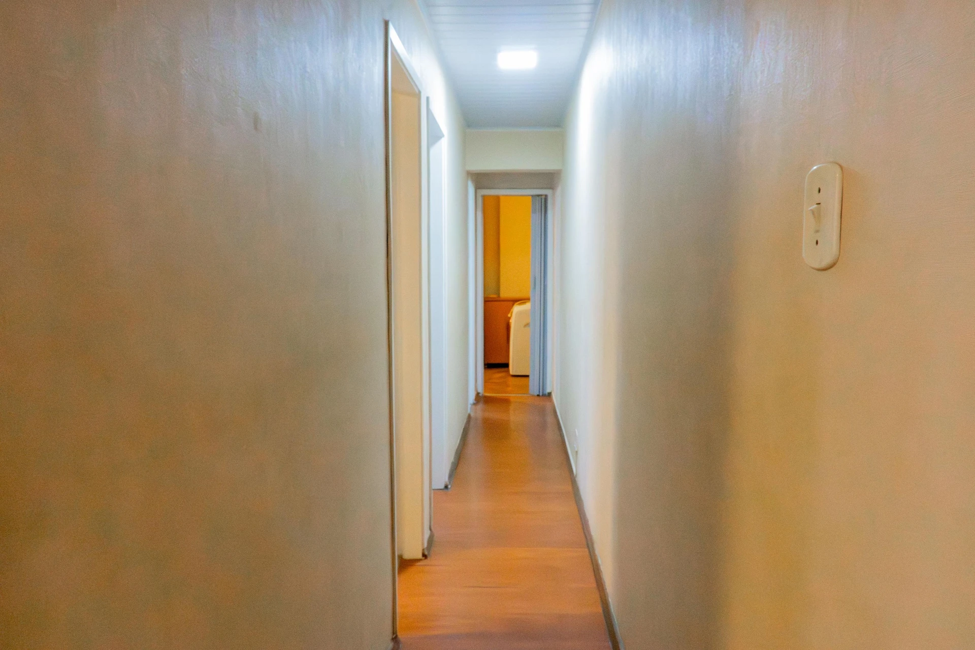 3-bedroom apartment with wood or laminate floors — photo 23