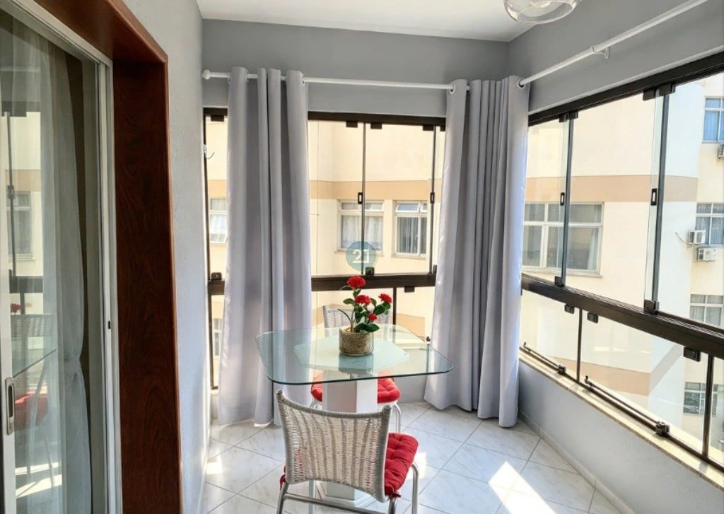 Glass-enclosed balcony in a 3-bedroom apartment, 98 m² — photo 13