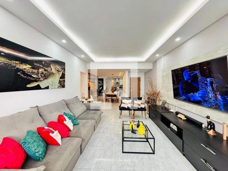 Glass-enclosed balcony in a 3-bedroom apartment, 147 m²
