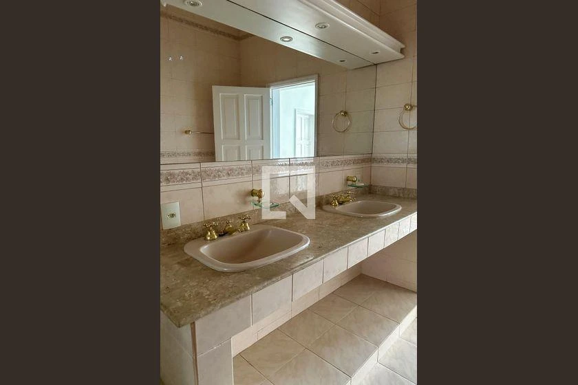 4-bedroom rental apartment with 225 m² and parking — photo 11