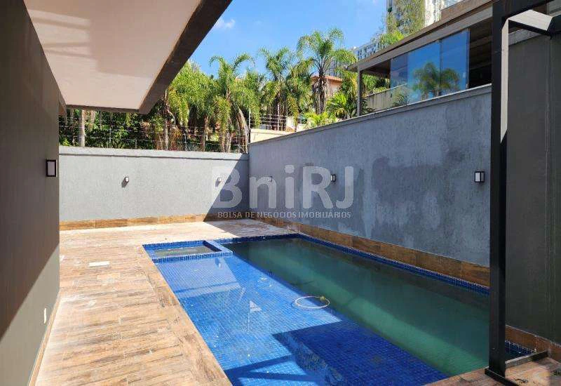 House with 6 bedrooms and 500 m² with 2 parking spaces — photo 2