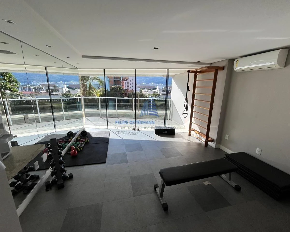 One-bedroom apartment with a glass-enclosed balcony — photo 11