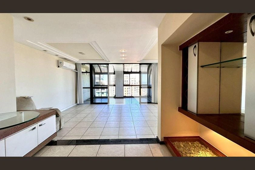 200 m² apartment with 3 en-suite bedrooms and balcony — photo 2