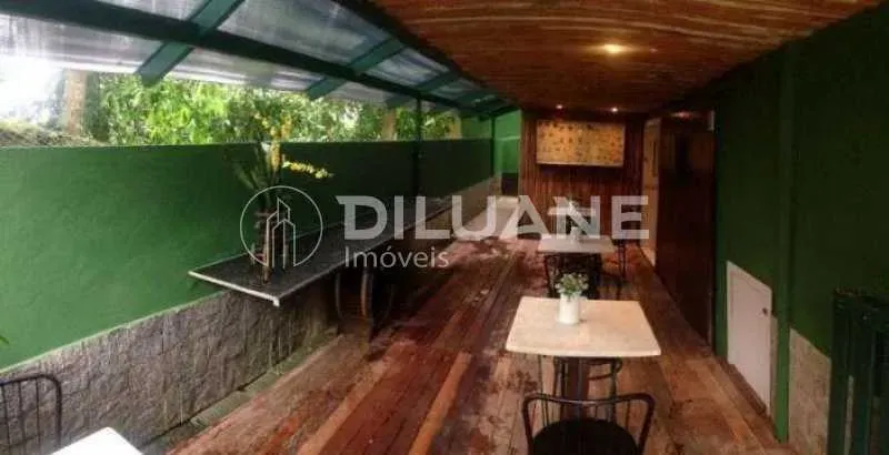 297 m² house with 6 bedrooms and 7 bathrooms — photo 25
