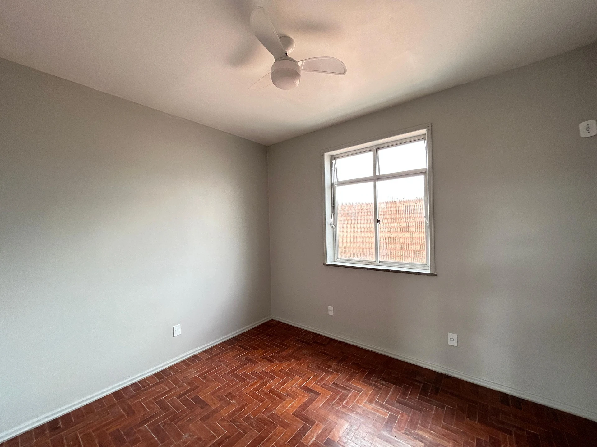 Casa de 2 quartos com piso de madeira ou laminado — photo 3