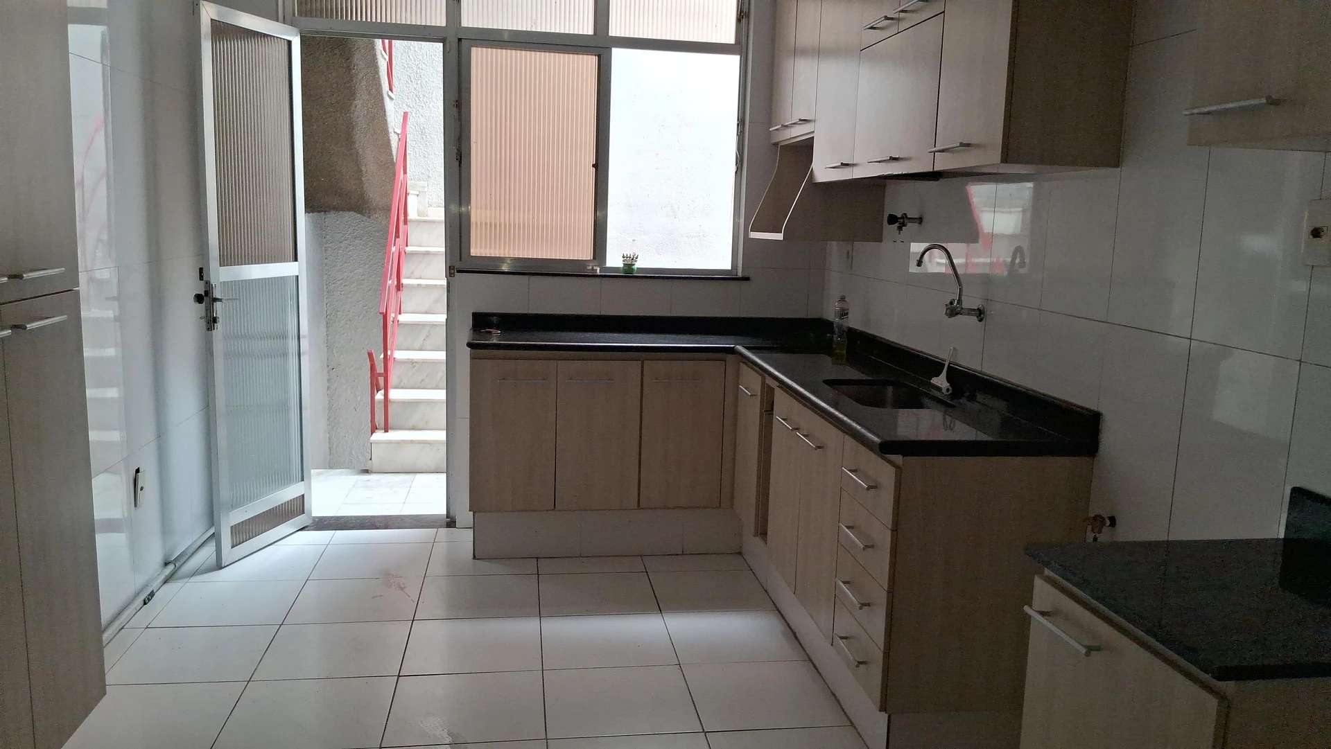 Unfurnished house with 6 bedrooms and private garden — photo 10