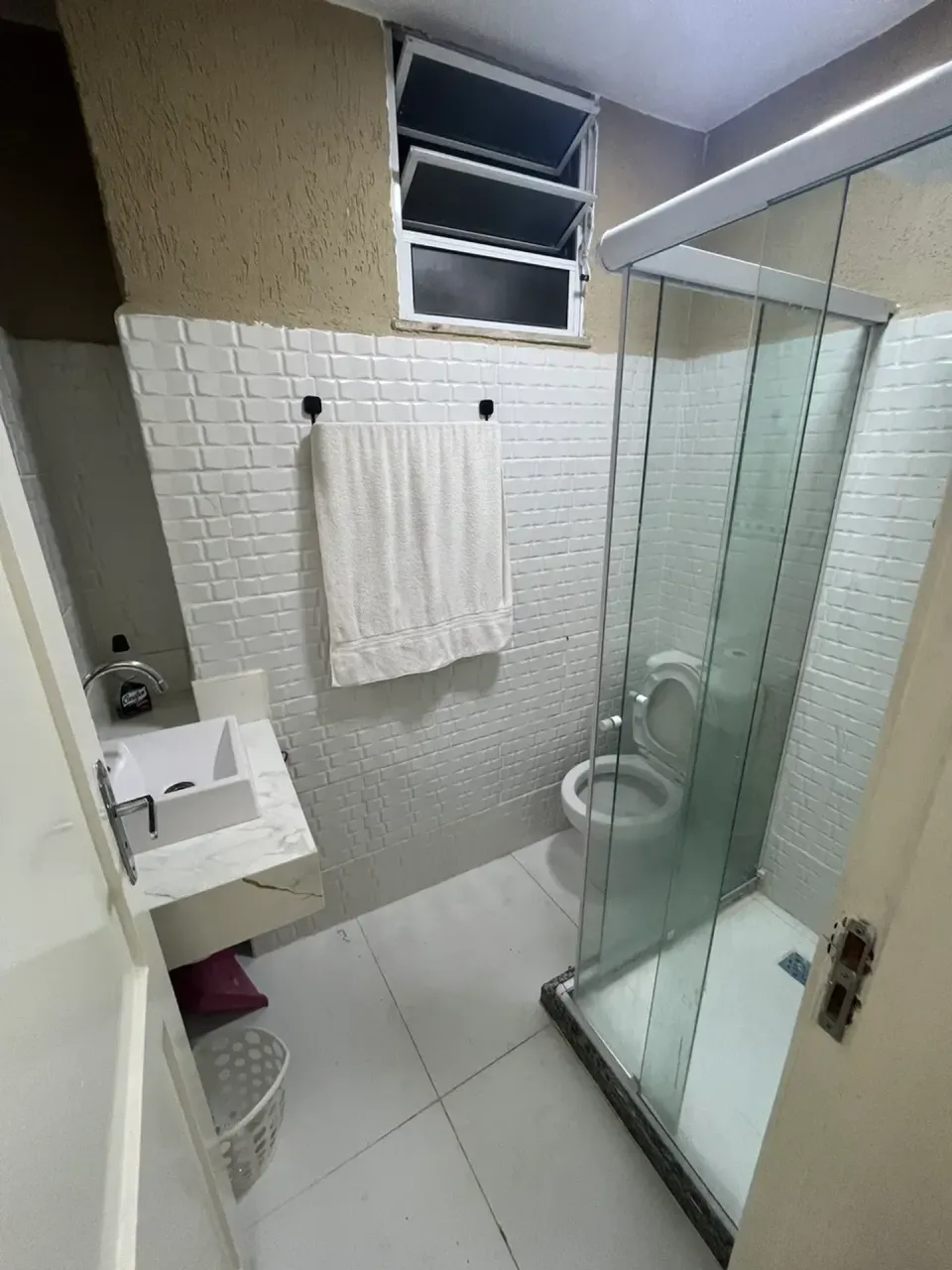Furnished 1-bedroom apartment with a 1-bath glass shower — photo 4