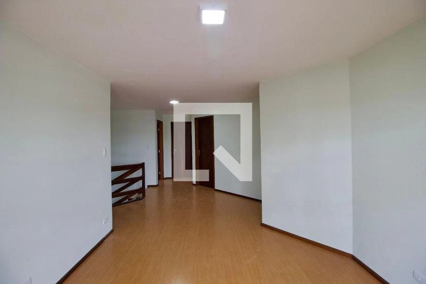 4-bedroom house with wood or laminate floors in Curitiba — photo 45