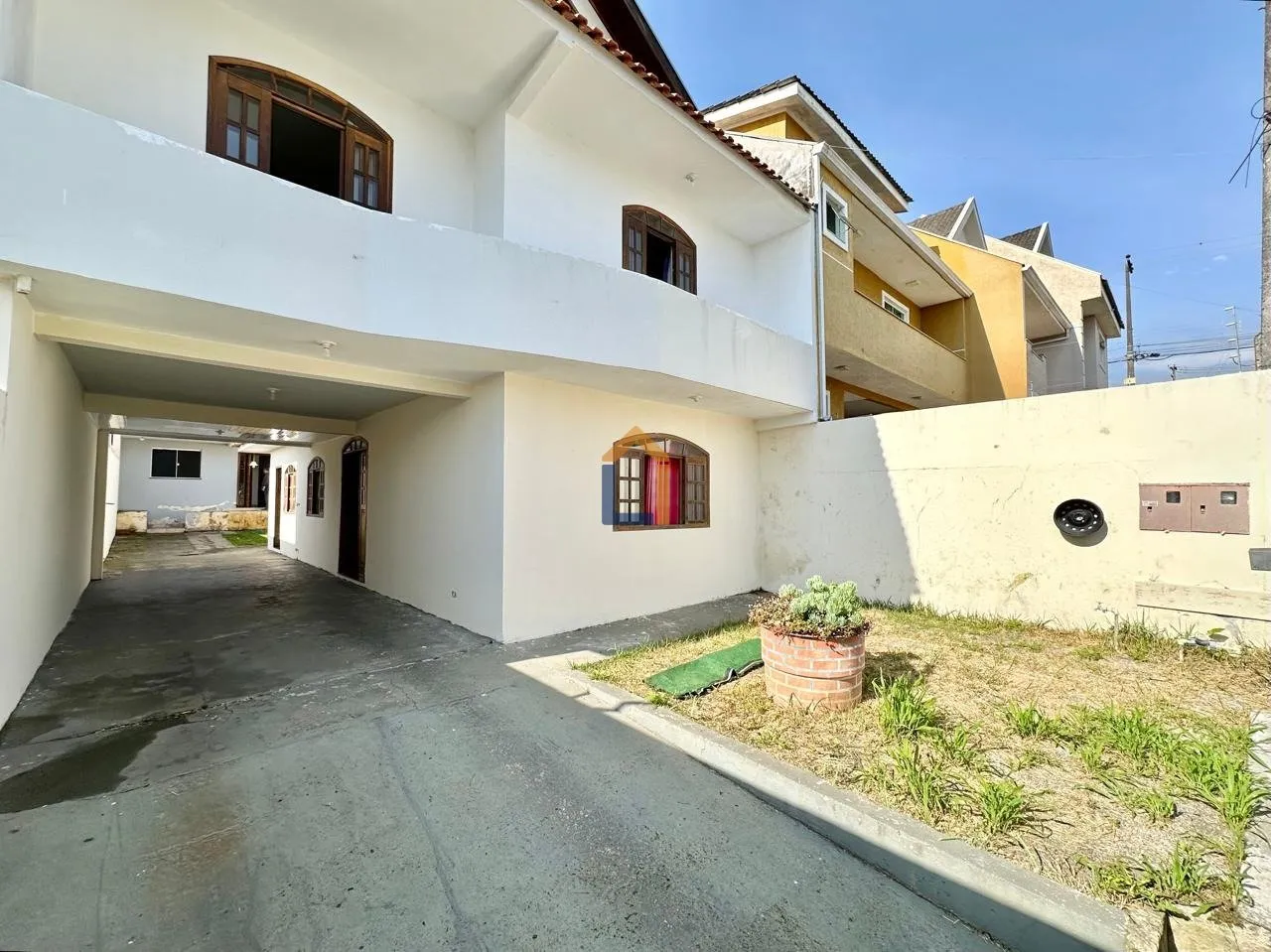 Two-story home with 5 bedrooms and 5 bathrooms, 211 m²