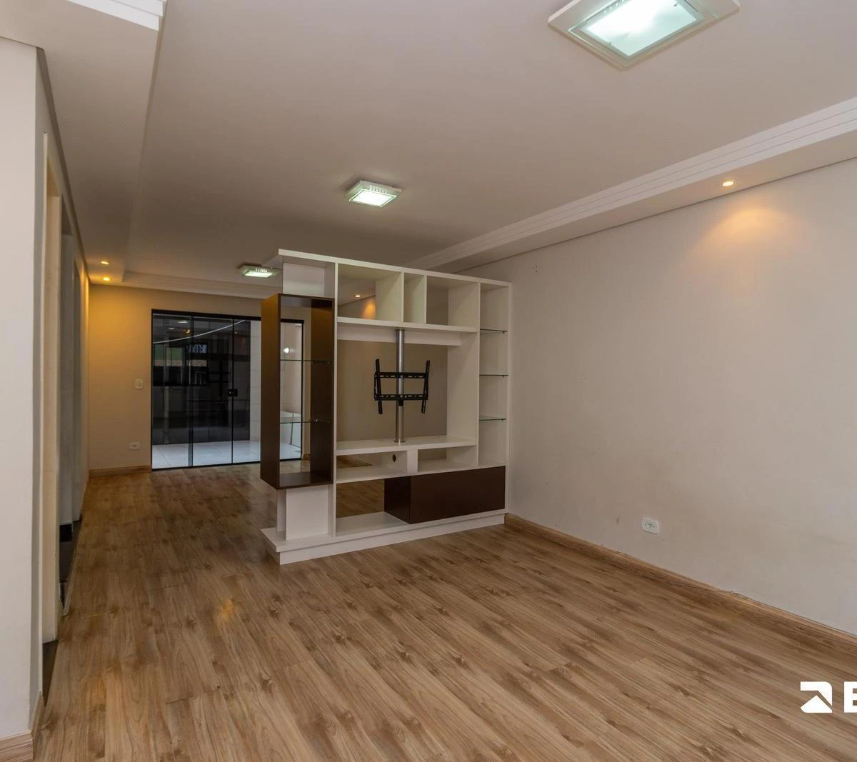 Balcony with a grill in a 3-bedroom house, 118 m²
