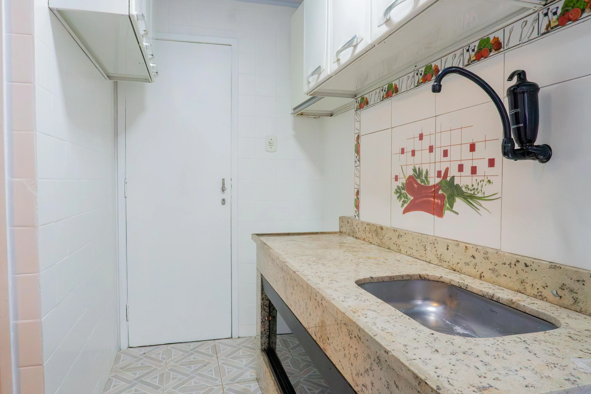 3-bedroom apartment with wood or laminate floors — photo 22