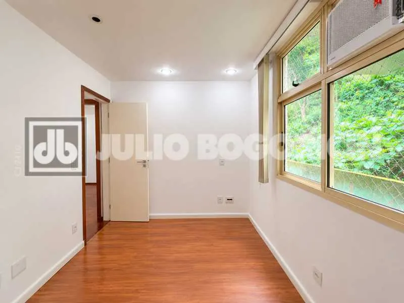 3-bedroom apartment with a park view in Rio de Janeiro — photo 33