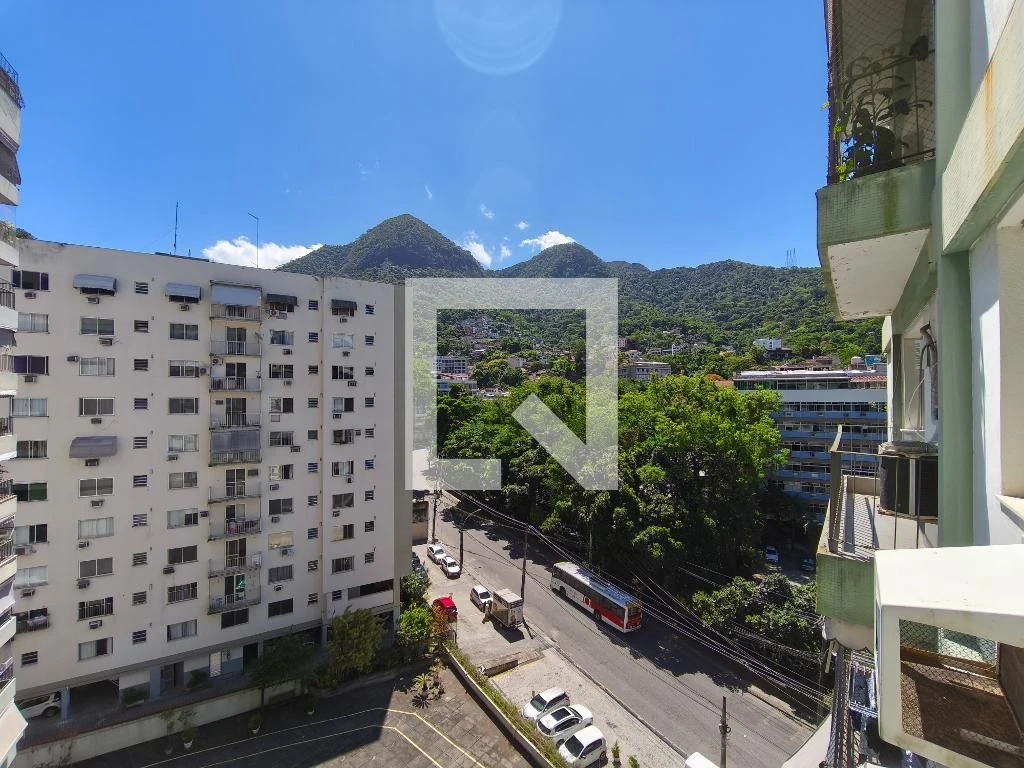 Furnished 4-bedroom apartment with balcony — photo 27