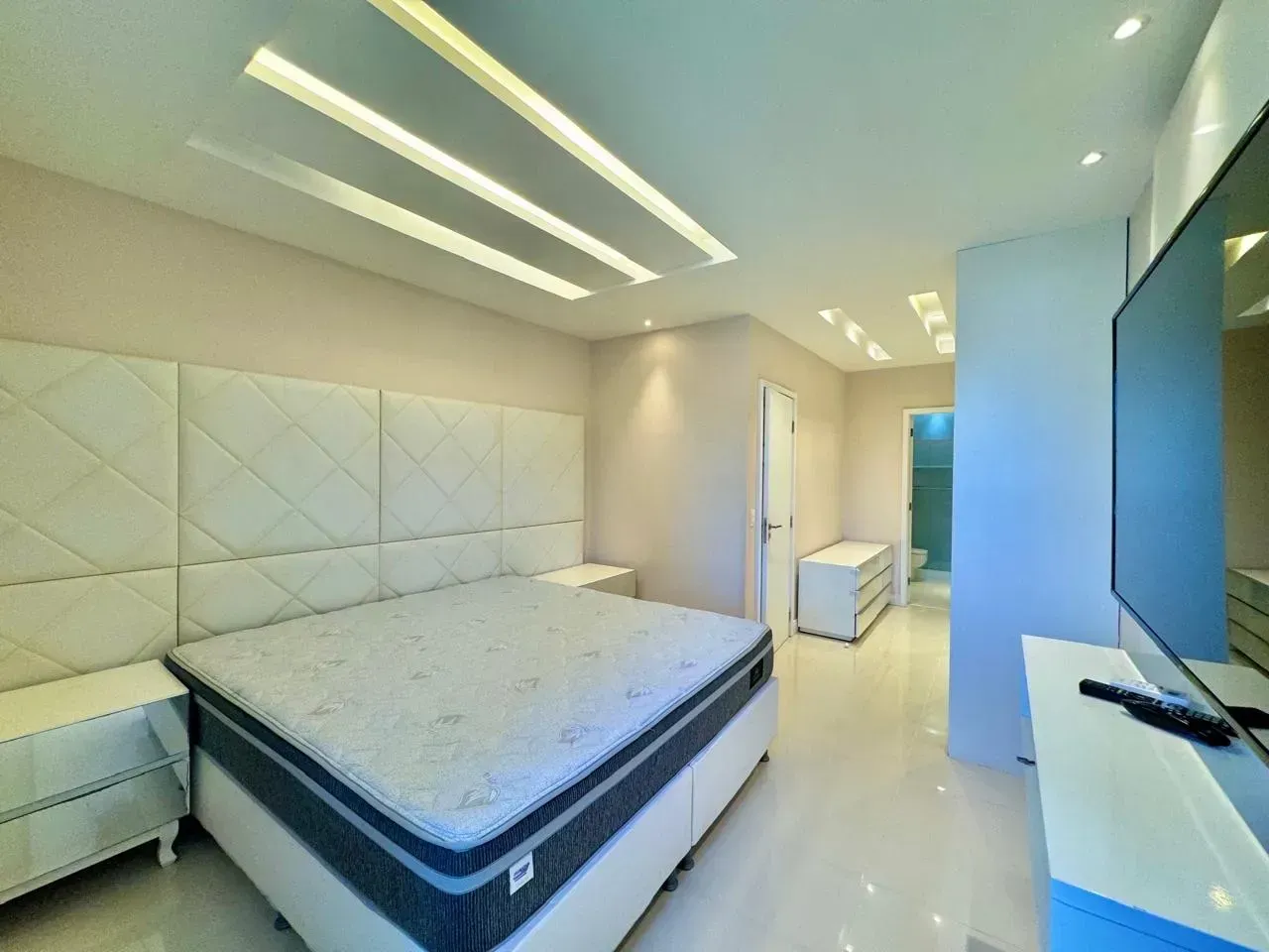 4-bedroom apartment in a building with a heated pool — photo 21