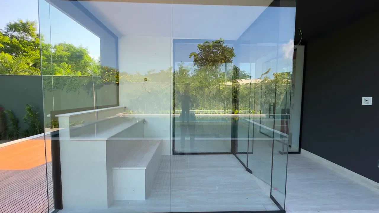House with 5 bedrooms and floor-to-ceiling windows — photo 12