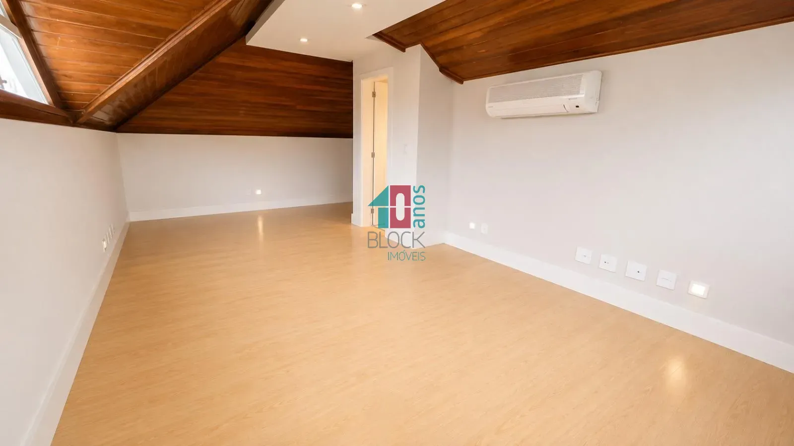 Casa triplex com 4 quartos e 3 suítes e cozinha fechada — photo 35