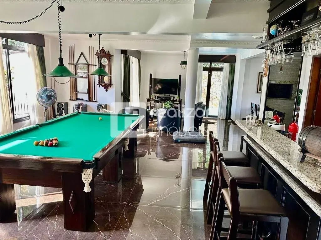 Casa mobiliada de 3 quartos com 364 m² e 4 vagas