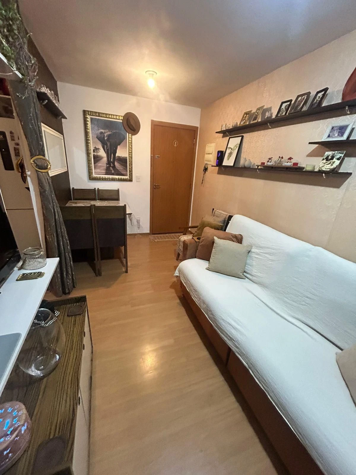 Furnished 2-bedroom apartment with 1 bathroom and parking