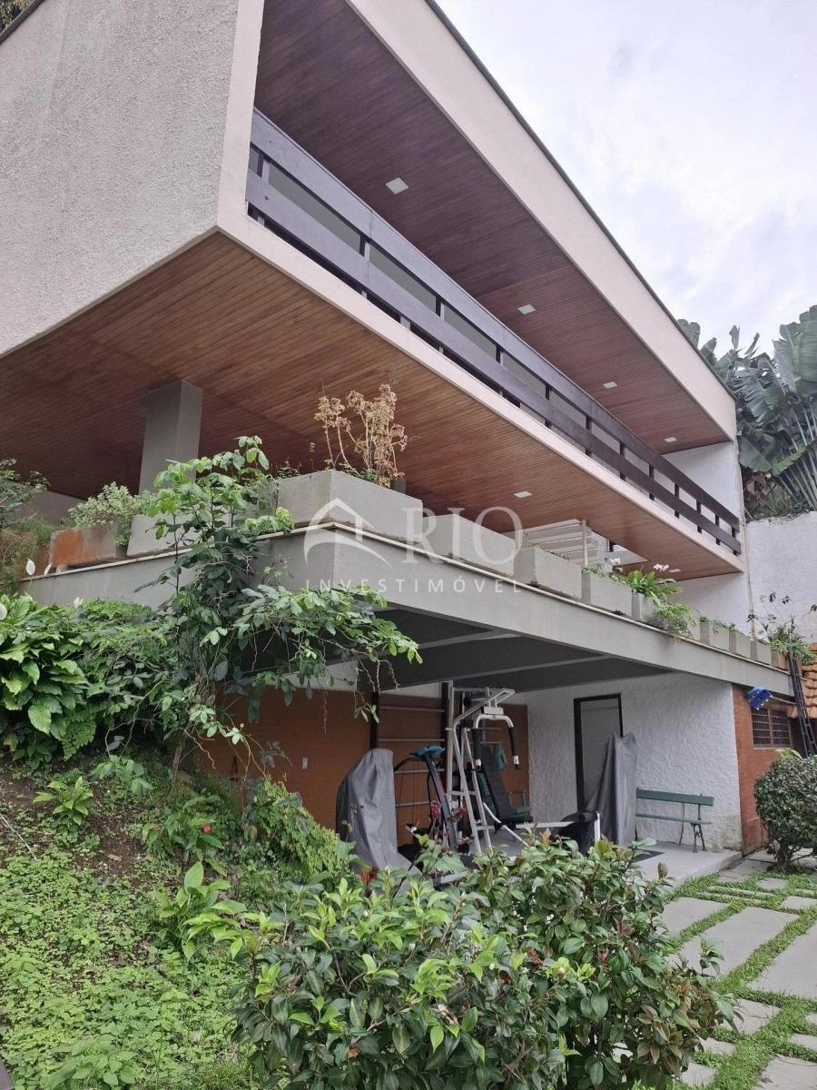Unfurnished house with 4 bedrooms and 6 bathrooms, 945 m²