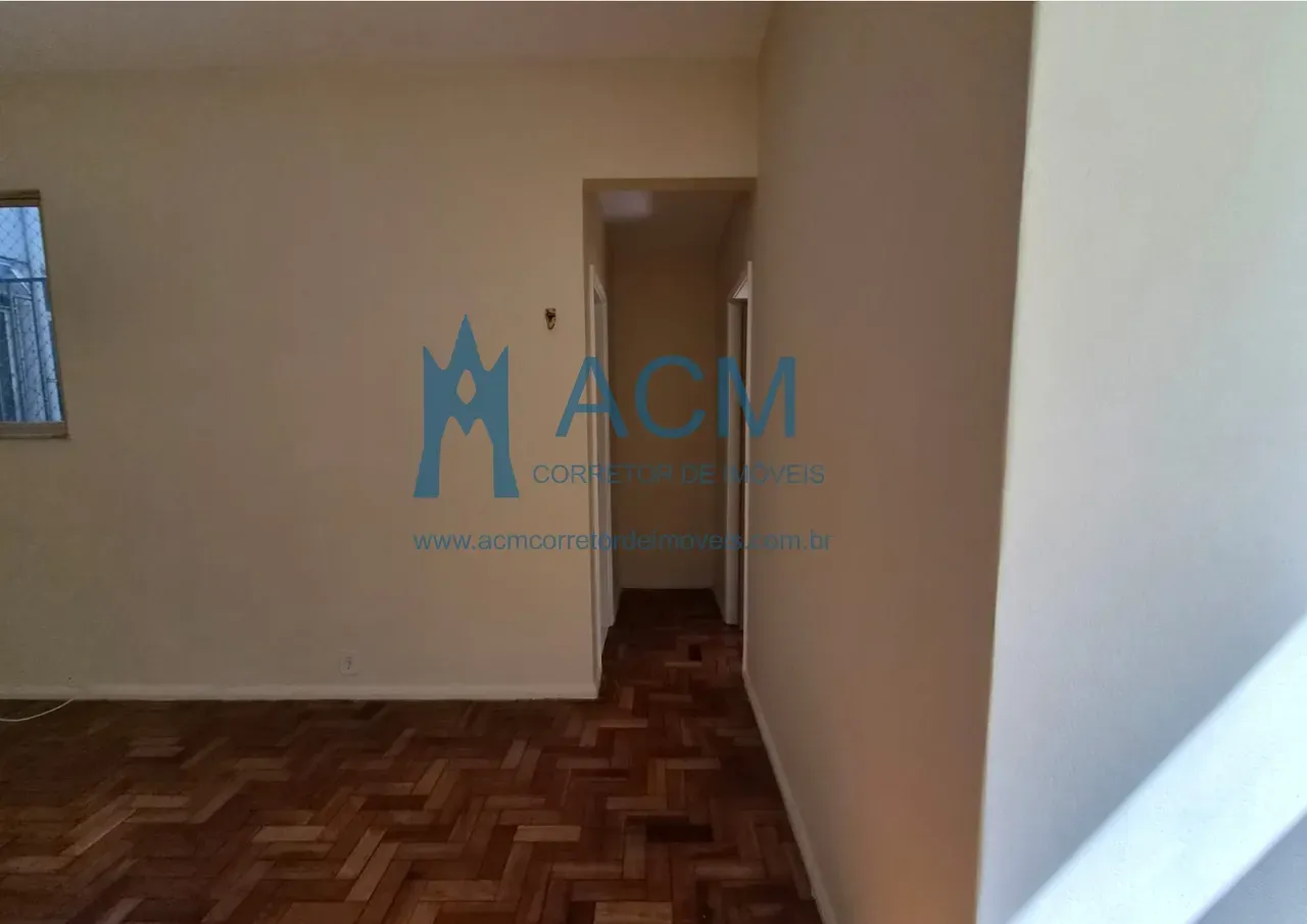 Wood or laminate floors in a one-bedroom apartment, 52 m² — photo 25