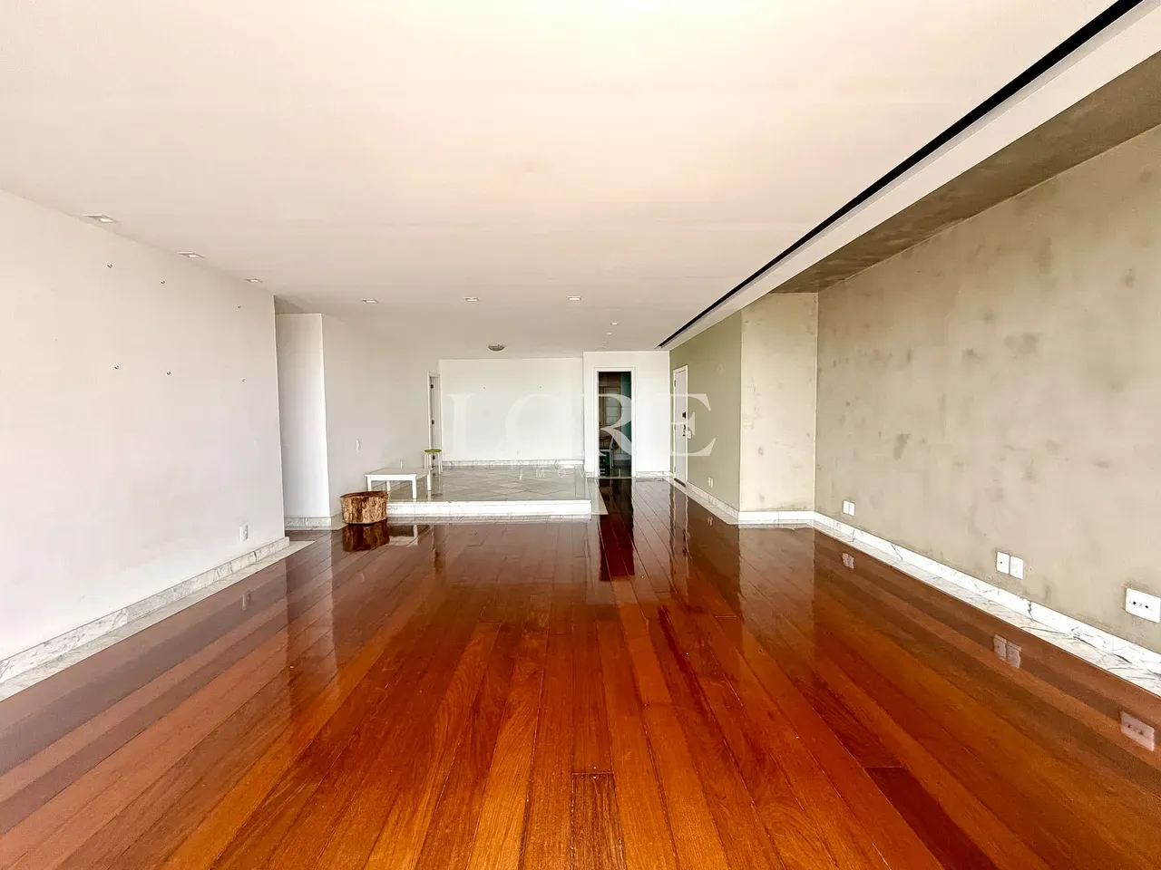 Floor-to-ceiling windows in a 4-bedroom apartment, 205 m² — photo 3