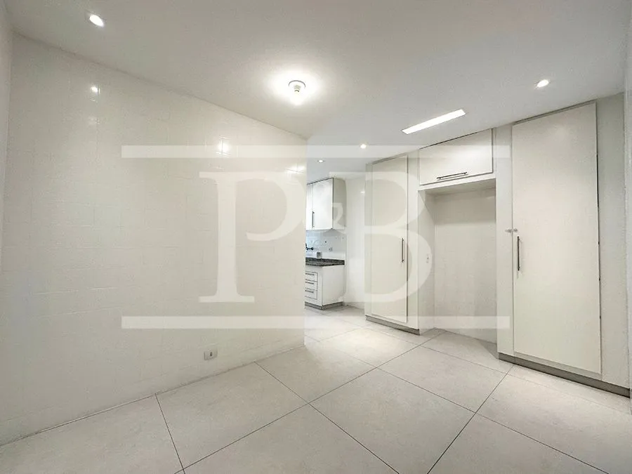 250 m² apartment with 4 bedrooms and a glassed-in balcony — photo 29