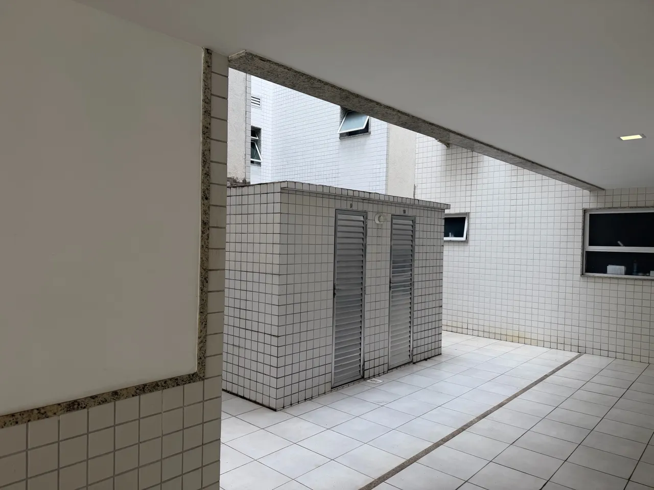 5-bedroom apartment in a building with a pool — photo 18