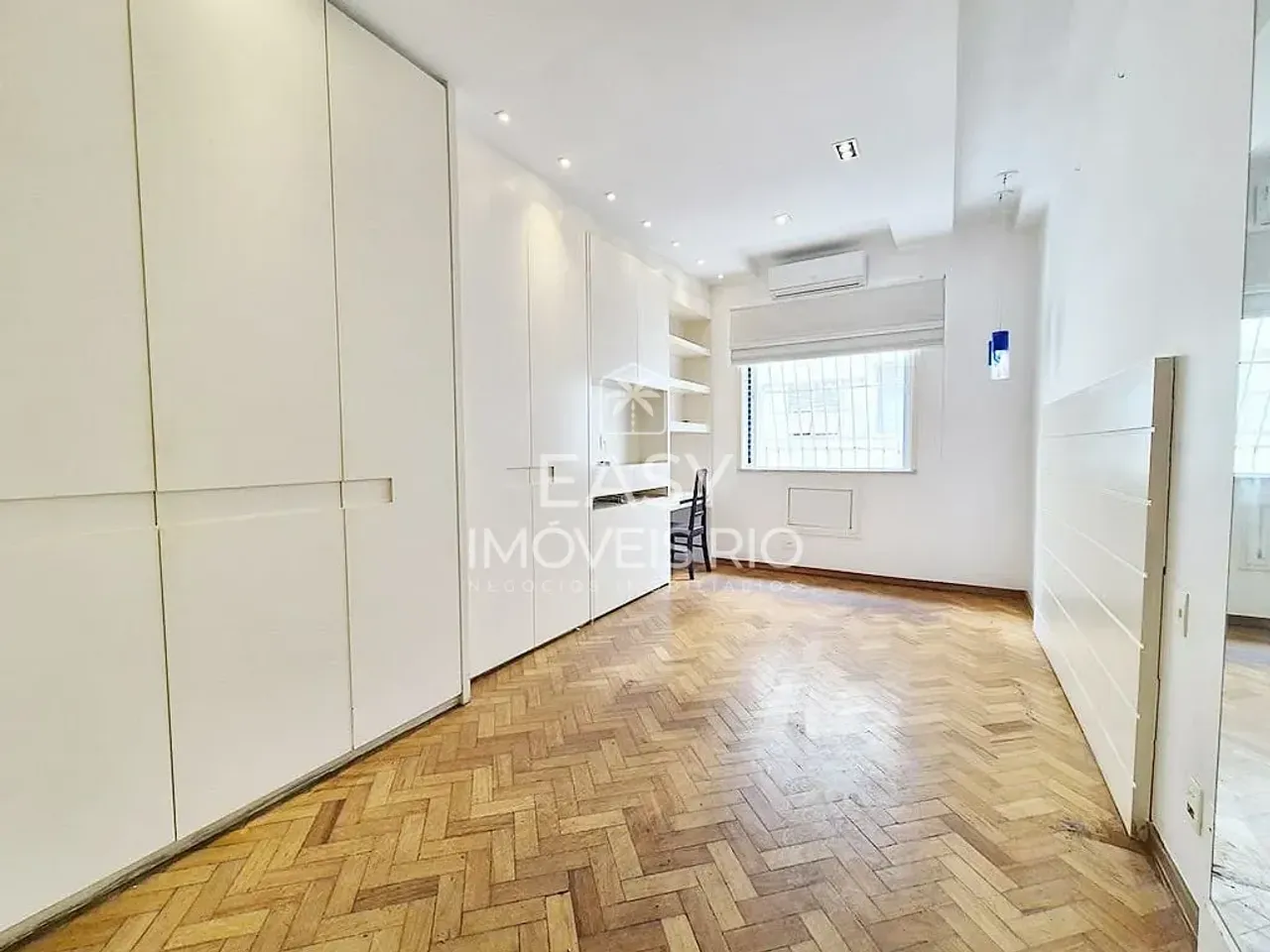 Apartamento sin amueblar con 4 dormitorios y balcón de vidrio — photo 15