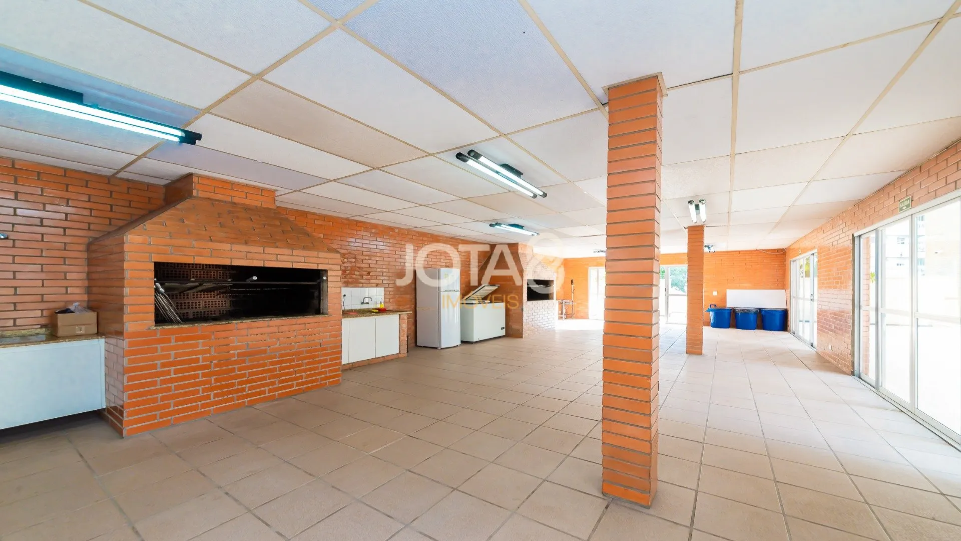 3-bedroom apartment with wood or laminate floors in Curitiba — photo 32
