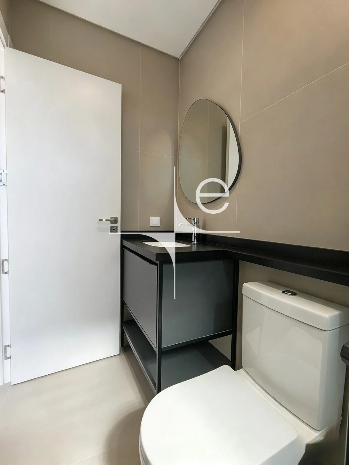 Glass-enclosed balcony in a 3-bedroom apartment, 150 m² — photo 46