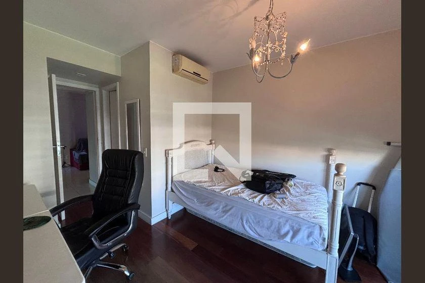 206 m² apartment with 4 en-suite bedrooms and glass balcony — photo 2