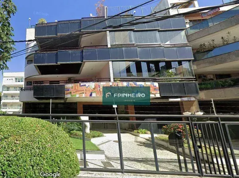 4-bedroom apartment in a building with a pool — photo 2