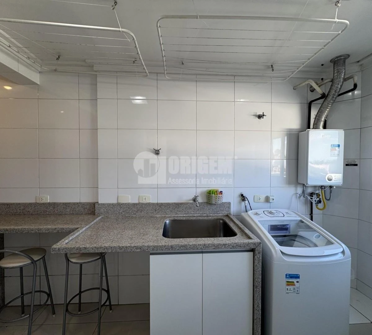 2-bedroom apartment with a bathtub in Curitiba — photo 33