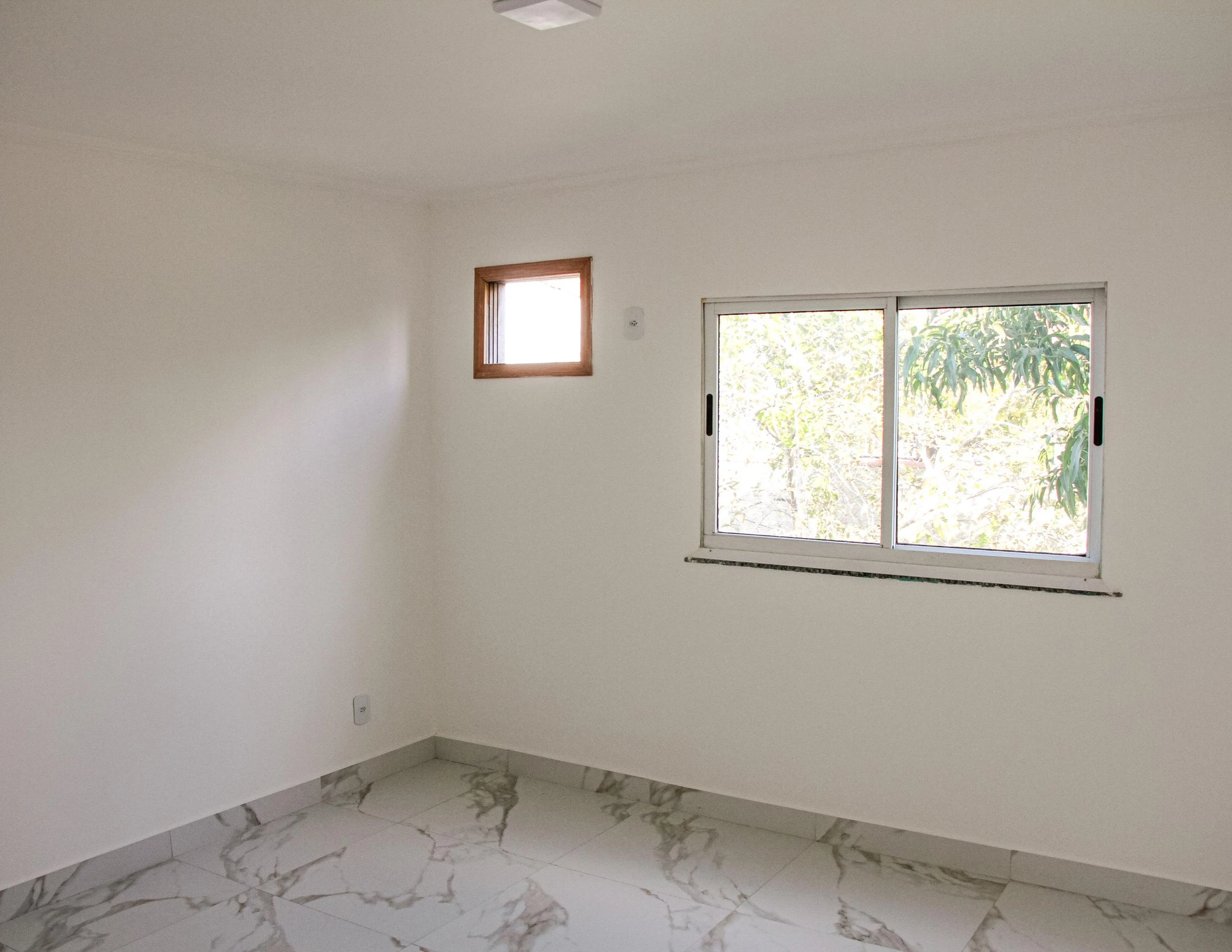 House with no parking, 2 bedrooms and 1 bathroom — photo 3